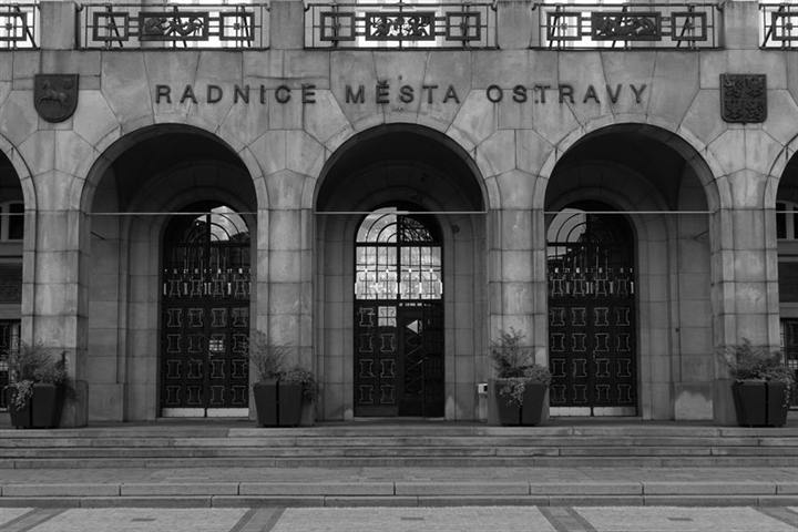 Díl&nbsp;02 / Vstupní část radnice s&nbsp;oblouky